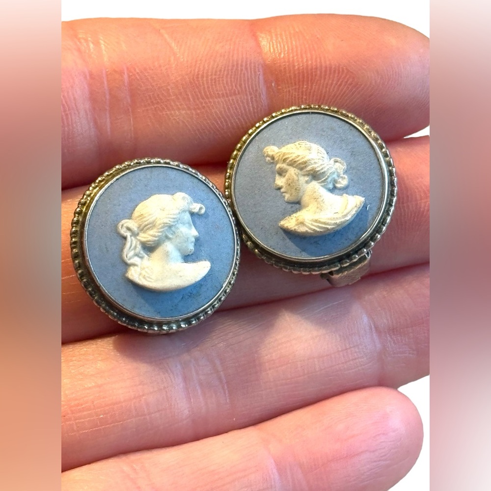 Vintage Wedgewood blue ceramic CAMEO silver earrings clip on - Picture 2 of 5